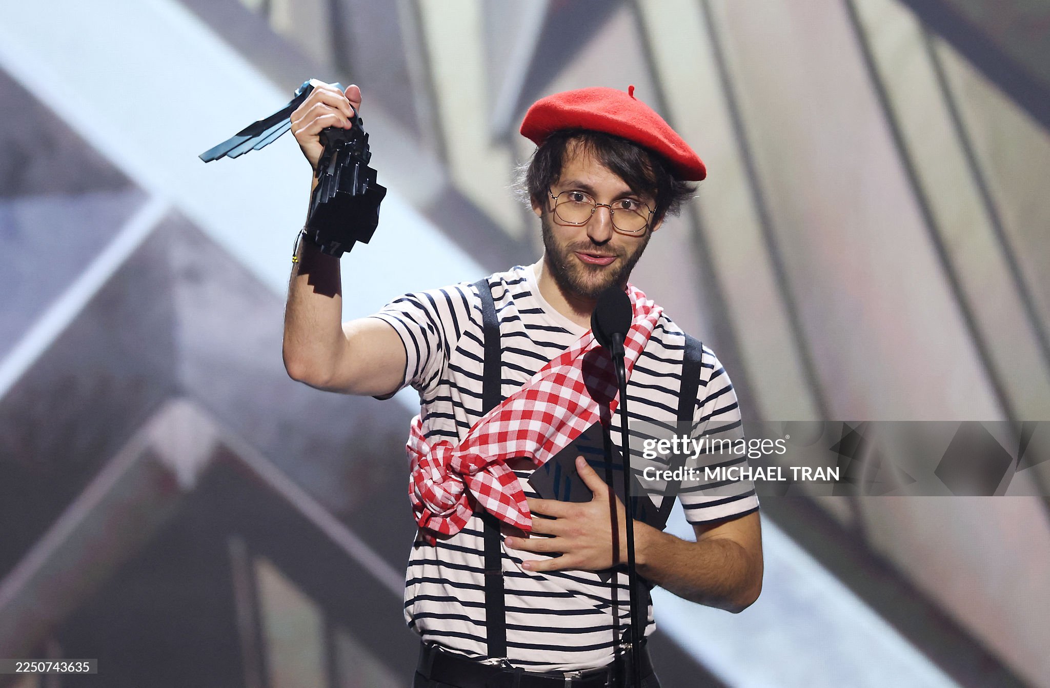 Guillaume Broche con el trofeo GOTY